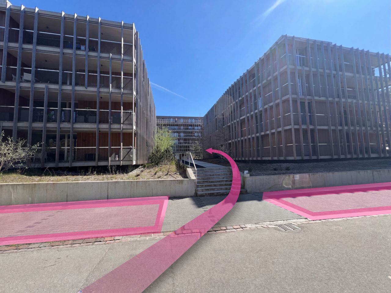 Fussweg vom Parkplatz zur Praxis