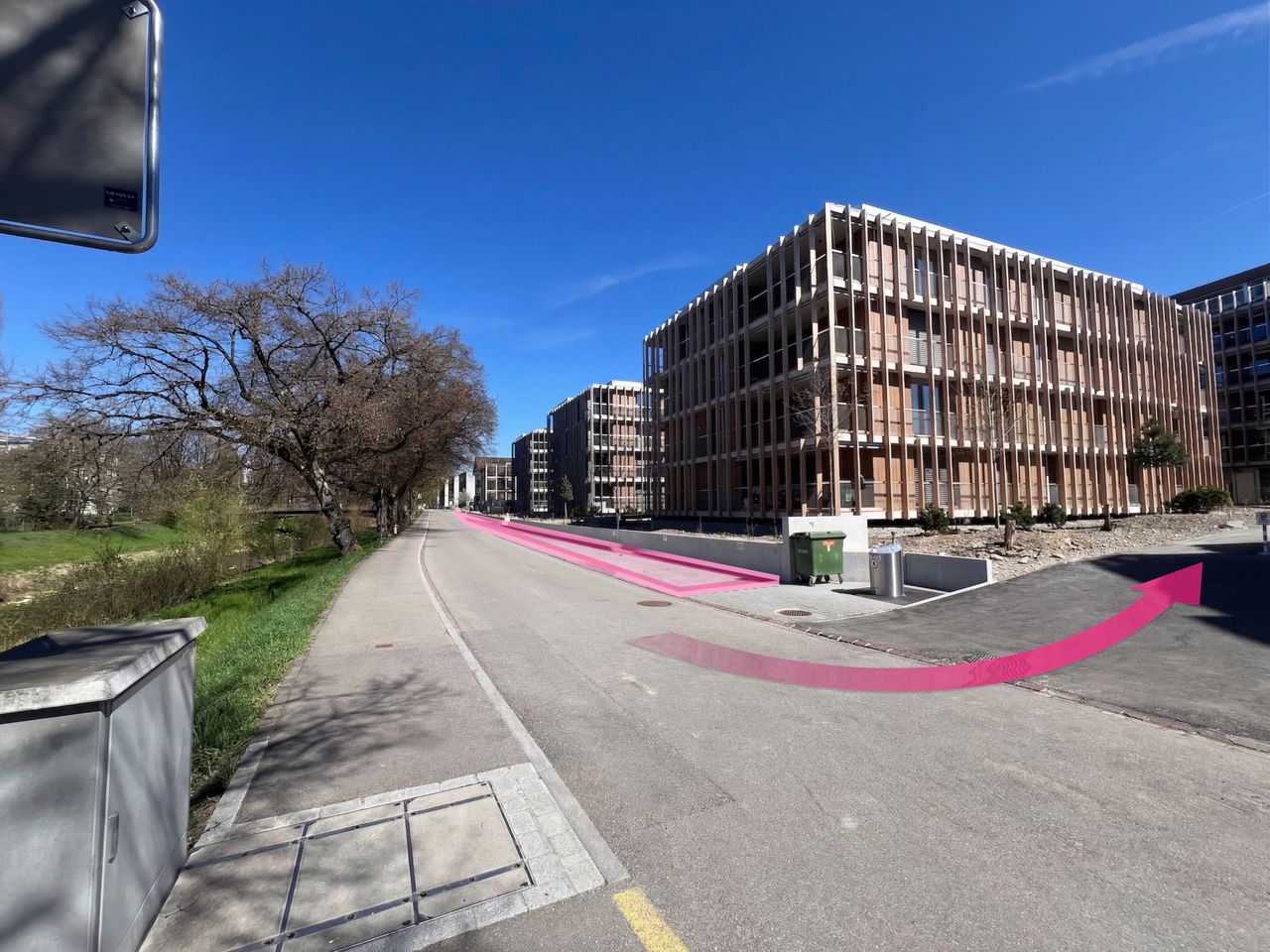 Barrierefreier Weg vom Parkplatz zur Praxis